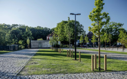 Parkovací stání jsou řešena zátěžovým trávníkem.