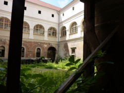 Zámek ve Stvolínkách se již těší částečné obnově. Opravena je zatím střecha i arkády v patře, příště by mělo být na řadě vnitří nádvoří a bývalý zámecký park. Foto: Tereza Hůrská