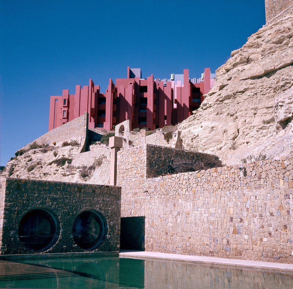 La Muralla Roja v Calp, dokončeno 1973