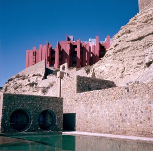 La Muralla Roja v Calp, dokončeno 1973