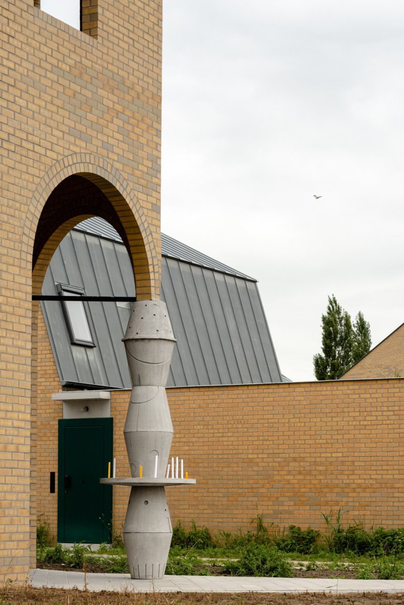 Schaerdeke Lo-Reninge, Architectenbureau Bart Dehaene, Dirk Zoete - Nározní portikus s betonovým skulpturálním sloupem