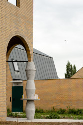 Schaerdeke Lo-Reninge, Architectenbureau Bart Dehaene, Dirk Zoete - Nározní portikus s betonovým skulpturálním sloupem