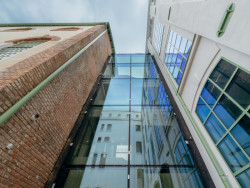 Přádelnu se silocentrálou spojuje nový transparentní trakt