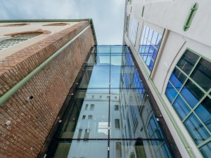 Přádelnu se silocentrálou spojuje nový transparentní trakt
