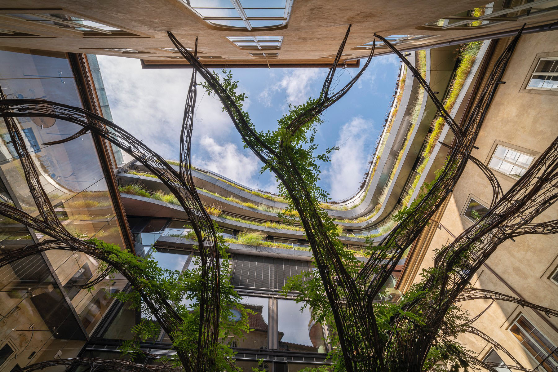 Stavby s charakterem, často na prominentních místech, staví a rekonstruuje stavební společnost Hinton. Jednou z nich je DRN na Národní třídě.