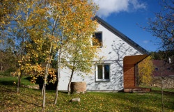 Majo architekti navrhli drobný rekreační objekt v jihočeském Senotíně