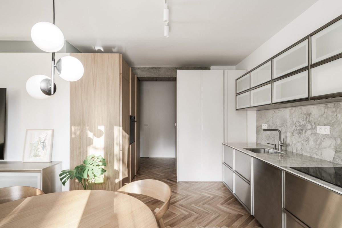 Hlavní obytný prostor vznikl odstraněním příček (Rekonstrukce bratislavského panelového bytu; Abrama architekti)
