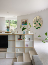 Prohlubeň je však nově obložená teracovou dlažbou. (Byt bazén, GRAU)