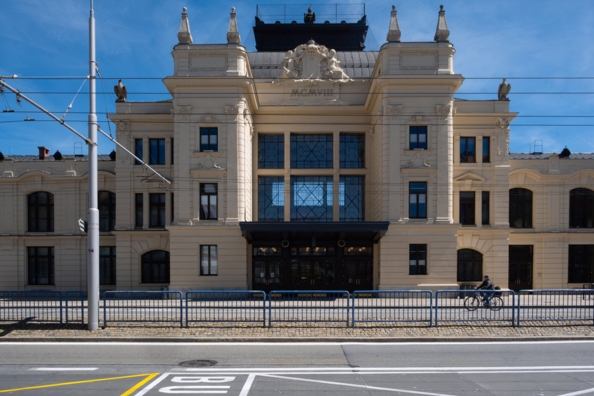 Nádražní budova z počátku 20. století je pomyslnou branou do Českých Budějovic. Od roku 2024 je nově zrekonstruovaná podle návrhu studia A8000.