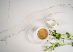 Přední výrobce tvrzeného kamene Technistone představuje novinky pro jaro 2023 se vzory inspirovanými mramorem: na obrázku dekor Calacatta Serchio