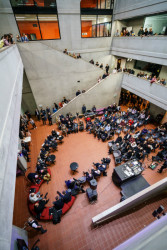 Debatující v atriu, FA ČVUT, zdroj : tisková zpráva