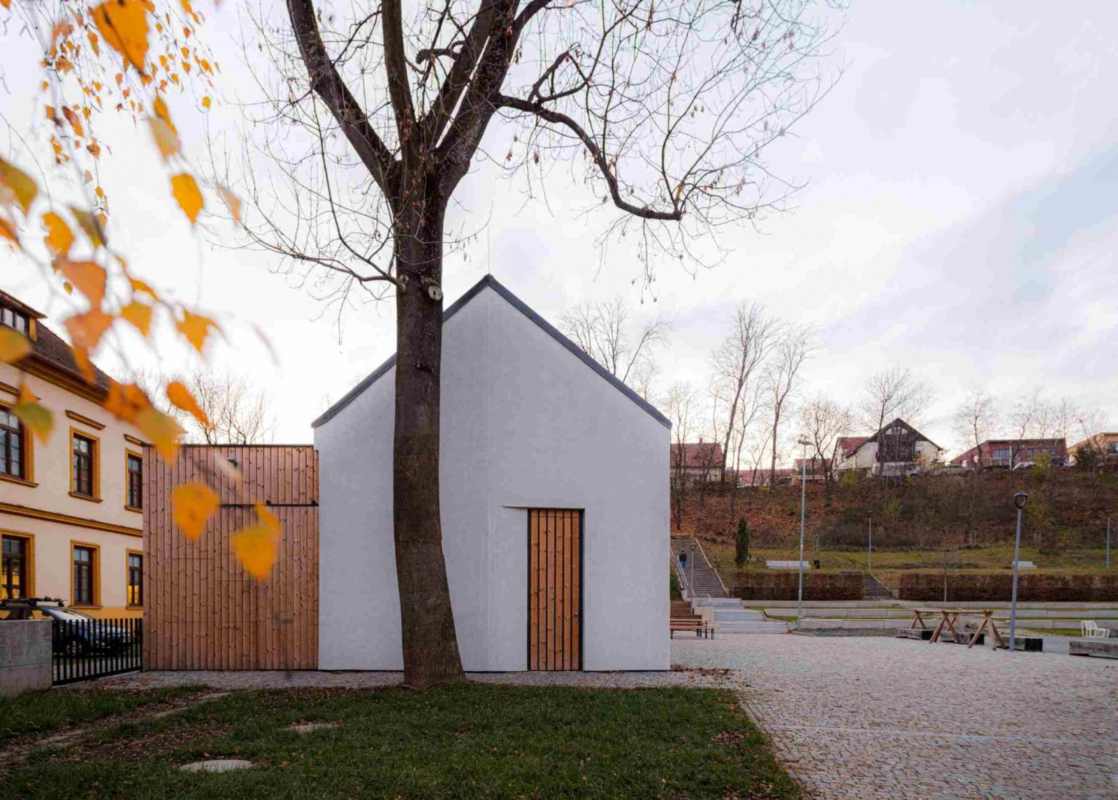 Budova knihovny s restaurací ve Šlapanicích od Milana Podroužka a spoluautorů