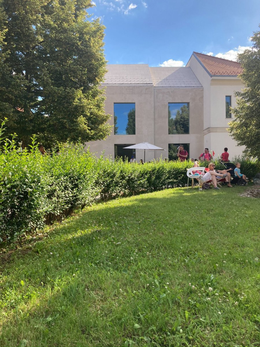 Živo(t) před Galerií Závodný, která zabírá celou jednu stranu náměstí. Foto: Klára Koldová
