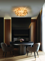 Stropní svítidlo Clizia ve zlatém provedení od Adriana Rachele se směle hodí i do kuchyně.