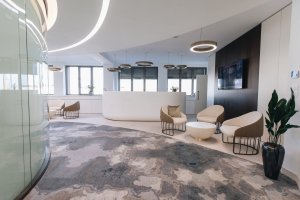 Kancelářemi prostupuje koberec se vzorem zhotovený na míru. (Kancelářské prostory v Bratislavě; Zuzana Basandová z ateliéru ZURI Architecture)