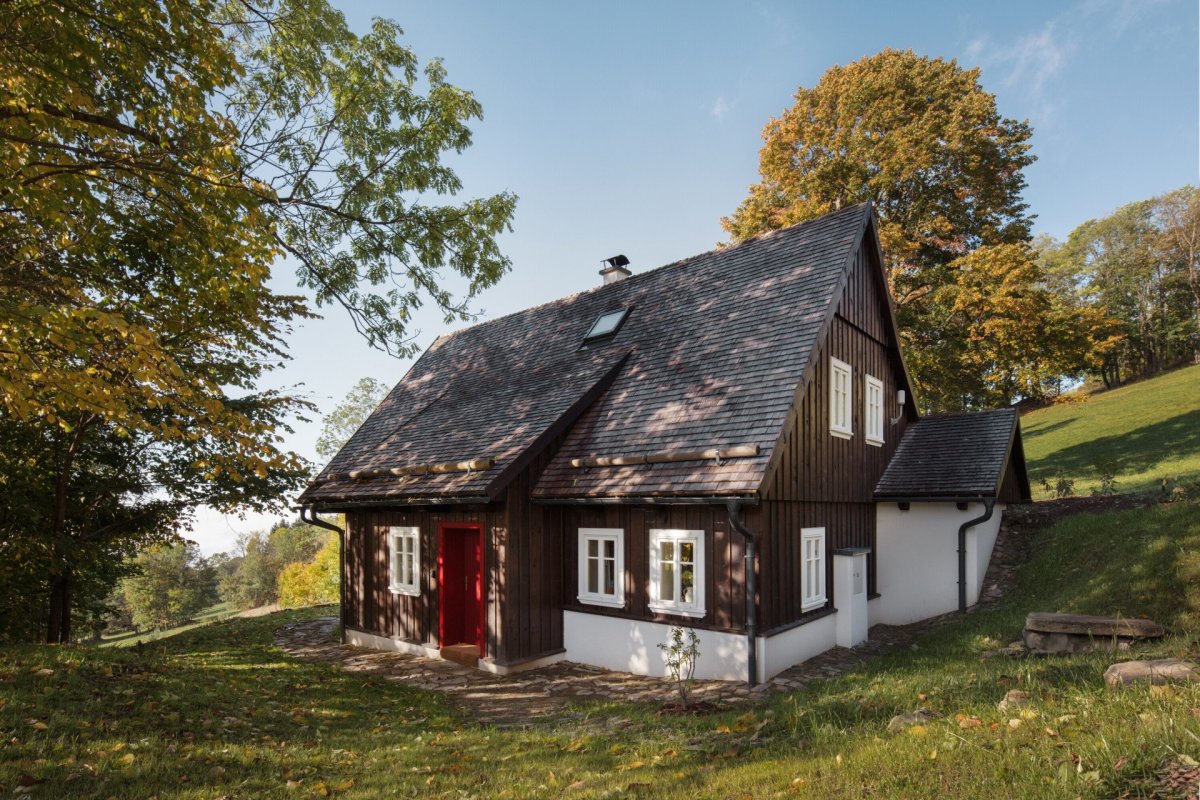 Poloha v terénu i půdorys zůstaly,  že se jedná o novou stavbu, prozradí jen detaily.