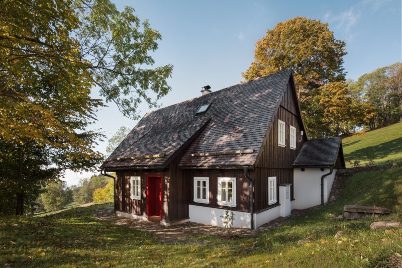 Poloha v terénu i půdorys zůstaly, že se jedná o novou stavbu, prozradí jen detaily.