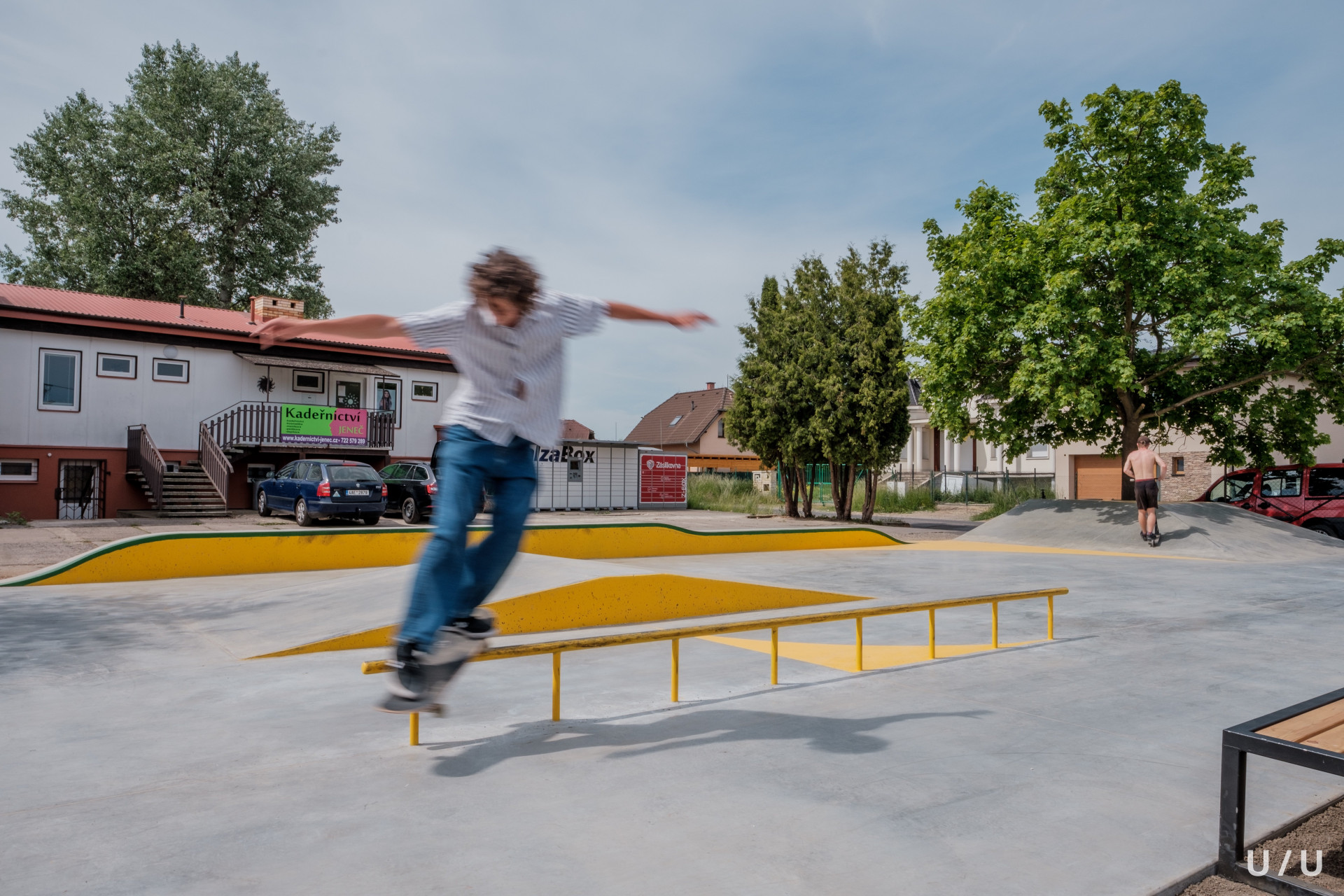 Malá obec Jeneč nedaleko Prahy otevřela nový skatepark podle návrhu U/U studia. Dala na dlouholeté přání místních teenagerů, kteří doposud neměli oficiální skejtovací plácek