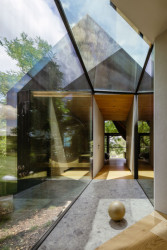 Jednotlivé "domky" jsou propojeny skleněnými krčky. (Vila v Trněném Újezdě, de.fakto)