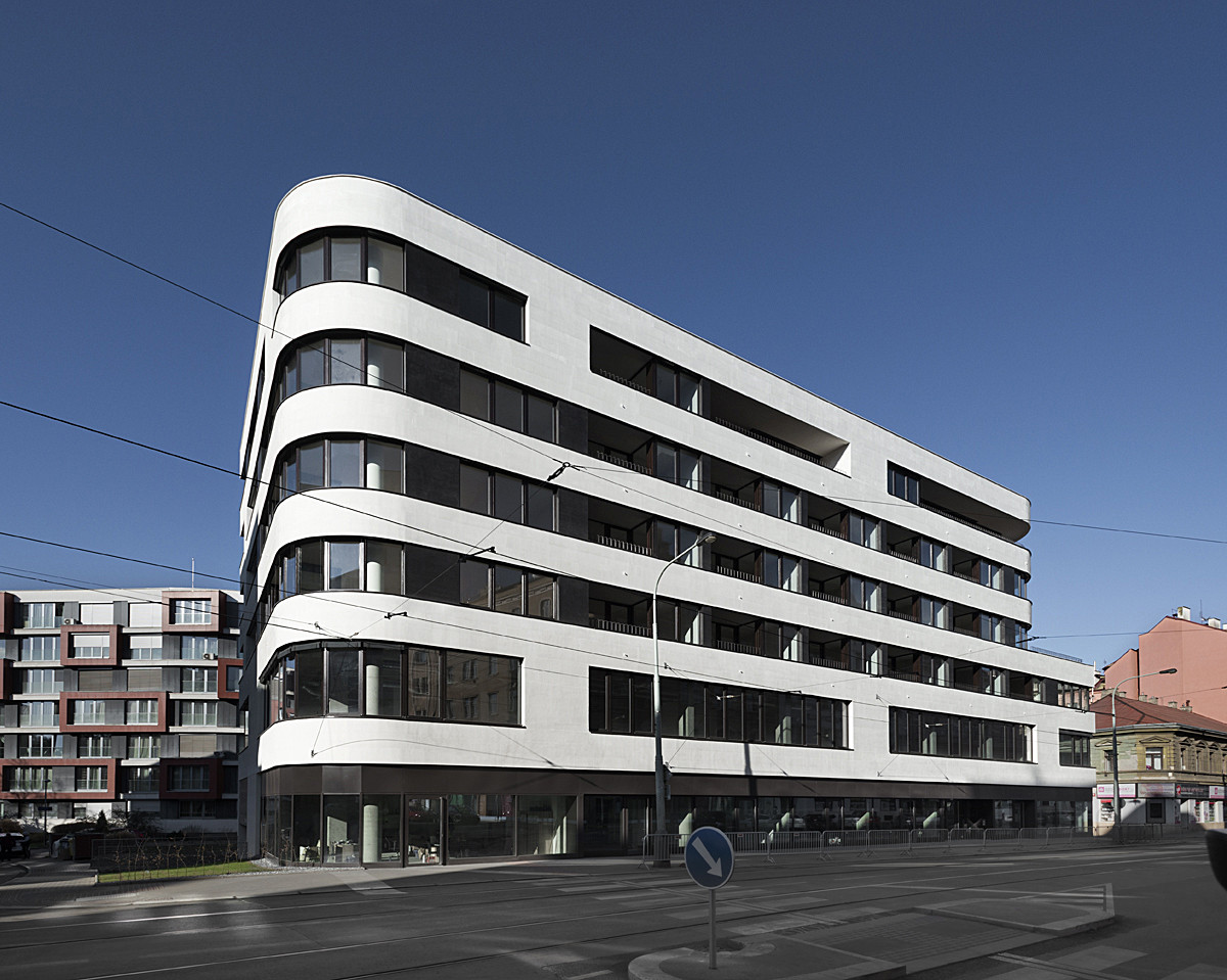 Aulík Fišer architekti realizovali polyfunkční dům v Libni, který reaguje na urbanisticky nejednotnou městskou zástavbu