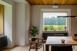 Ústředním prostorem domu je obývací pokoj s kuchyní a jídelnou