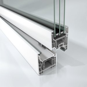 Nový systém Schüco FocusIng nabízí moderní vzhled hliníkových profilů, skvělé tepelně izolační parametry a snížení emisí CO₂ díky využití recyklovaných materiálů.