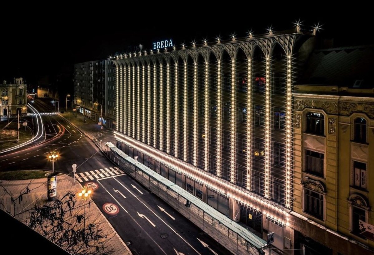 Loni proběhlo slavnostní vánoční rozsvícení žárovek na fasádě Bredy po 70 letech