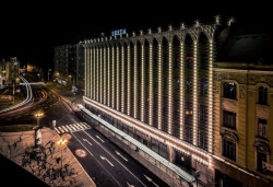 Loni proběhlo slavnostní vánoční rozsvícení žárovek na fasádě Bredy po 70 letech