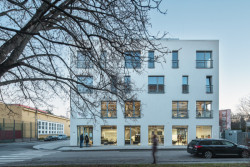 Městská knihovna v Praze na Petřinách, studio MONOM: Do ulice se otvírá velkými výklady, které lákají dovnitř.