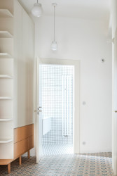 Byt měl už před rekonstrukcí praktickou dispozici: tři samostatné pokoje obsluhované jednou centrální chodbou. (Rekonstrukce bytu na Letné; 0,5 Studio)