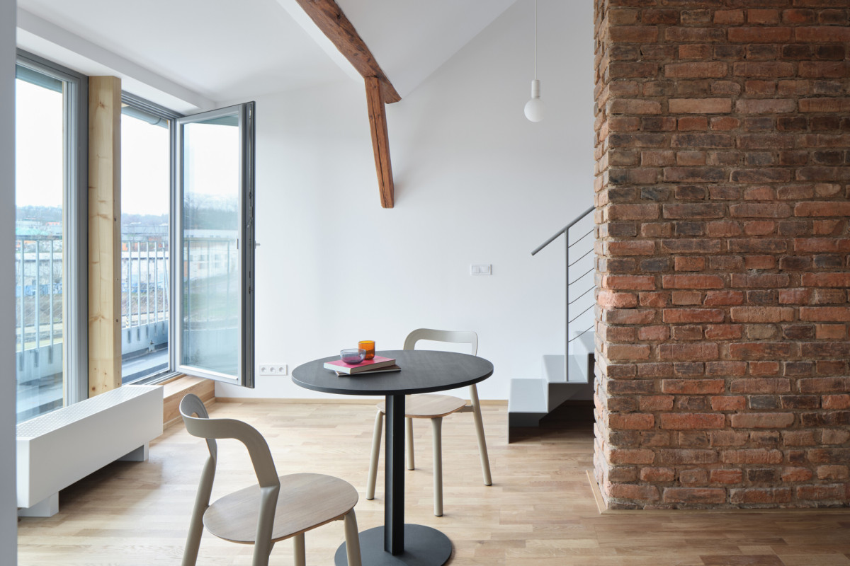 Dům neskrývá své jizvy ani věk, naopak je vystavuje jako autentické kapitoly své stoleté existence. (Nástavba Harfa; matěj šebek architekti)