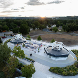 Součástí prostoru je běžecká dráha, herní prvky, pobytové plochy a bufet. (Rekonstrukce teras Křižíkových pavilonů; SOA architekti)