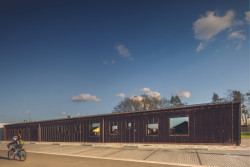 Mateřská škola Doubek v Pardubicích, Med Pavlík architekti: Uliční fasáda je pokrytá falcovaným plechem