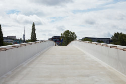 Jasně bílá barva silně odráží slunce. Při vysokém záření - které zavalilo lávku při jejím otevření, musíte mít přivřené oči a nebo lépe, sluneční brýle. Je otázkou jestli se časem, kdy se čistá barva "zachodí", tato skutečnost zlepší.