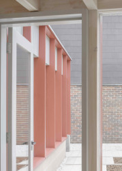 Přístavba rodinného domu v Londýně, Artefact: Přístavba má tvar písmene L a skrze prosklenou stěnu, kterou v dělí červené dřevěné nosníky, se otevírá do zahrady