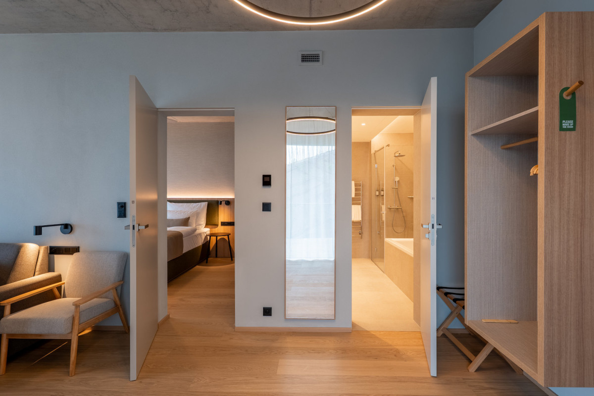 Pohled do interiéru jednoho z pokojů (ARTEVINI Resort & Winery u Velkých Pavlovic; znamení čtyř – architekti)