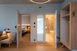Pohled do interiéru jednoho z pokojů (ARTEVINI Resort & Winery u Velkých Pavlovic; znamení čtyř – architekti)