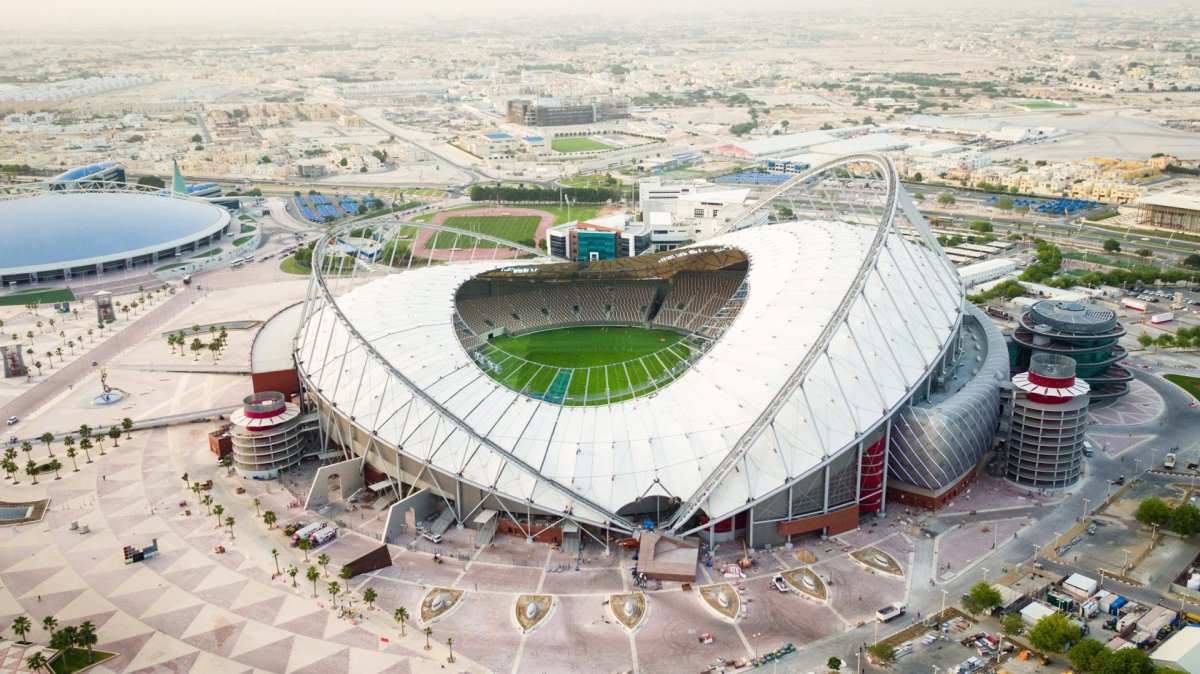Národní stadion Khalifa je jediným sportovištěm, které už v Kataru před přípravami na letošní fotbalový šampionát stál. Protože se však otevřel už roku 1976, musel být zásadně přestavěn, aby splňoval dnešní normy FIFA.
