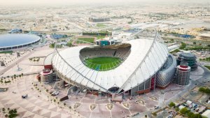 Národní stadion Khalifa je jediným sportovištěm, které už v Kataru před přípravami na letošní fotbalový šampionát stál. Protože se však otevřel už roku 1976, musel být zásadně přestavěn, aby splňoval dnešní normy FIFA.
