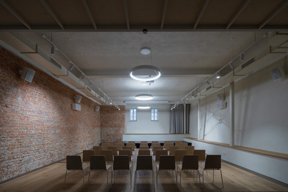 Sál (Komunitní centrum v bývalé stodole, studio Raketoplán)