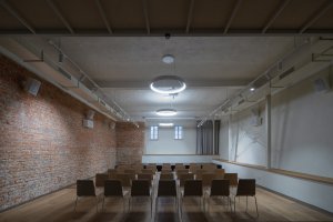 Sál (Komunitní centrum v bývalé stodole, studio Raketoplán)