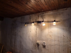 Původní vápenná omítka, kterou stačí opravit štukem a nově natřít.