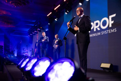 Soutěž měla mnoho kategorií. V hlavní kategorii soutěžili domácí polské ateliéry se svými projekty, které postavili doma v Polsku.