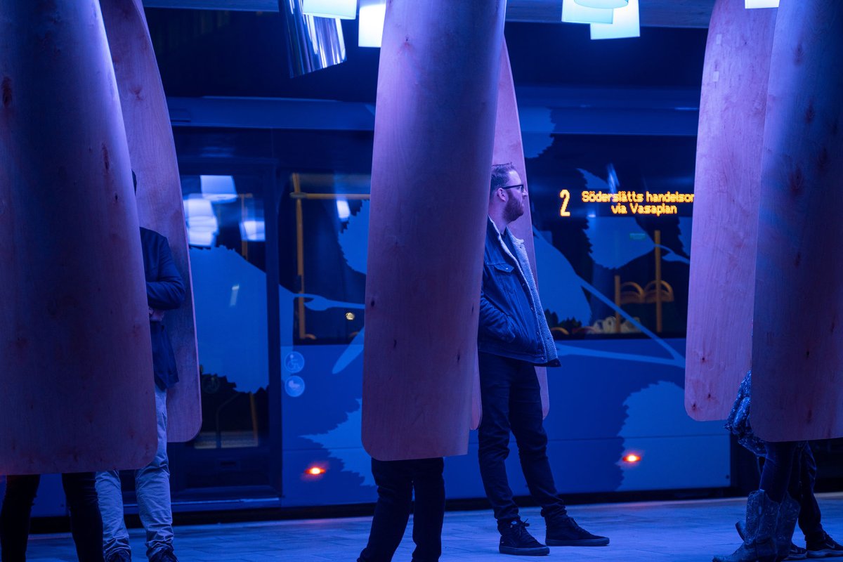 Závěsné skořepiny umožňují cestujícím relaxovat a chrání je před větrem. (Autobusová zastávka Umeå Universum, Rombout Frieling lab + RISE)