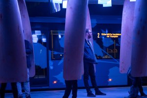 Závěsné skořepiny umožňují cestujícím relaxovat a chrání je před větrem. (Autobusová zastávka Umeå Universum, Rombout Frieling lab + RISE)