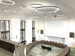 ATELIER SCHMIDT navrhl rekonstrukci společenského sálu v budově děčínského magistrátu.