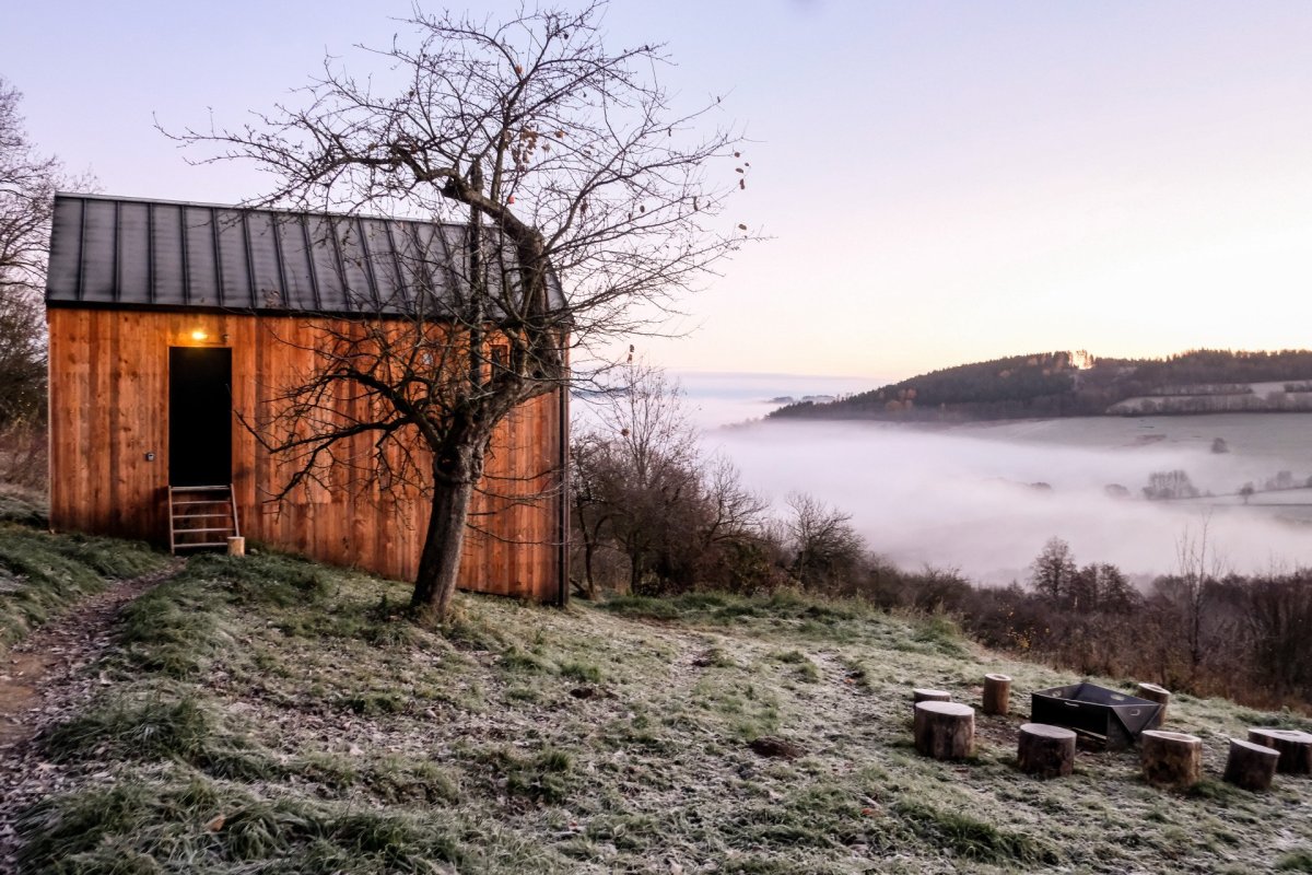 Tři domky v CHKO Šumava od Sokoban studio