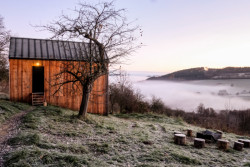 Tři domky v CHKO Šumava od Sokoban studio