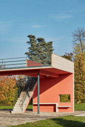 Bazén je v areálu taky a  přemýšlet o tom, co přijde po smrti, by Barbie mohla třeba tady. (Volmanova vila, Karel Janů, Jiří Štursa, 1938-1939)