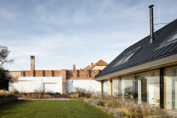 Rodinný dům v Polánce, CL3: „Pro stavbu jsme zvolili striktní respektující tvarový archetyp domu. Zatímco do ulice působí uzavřeným dojmem, do zahrady se plně otvírá prostřednictvím velké prosklené plochy,“ dodává autor a majitel stavby v jedné osobě